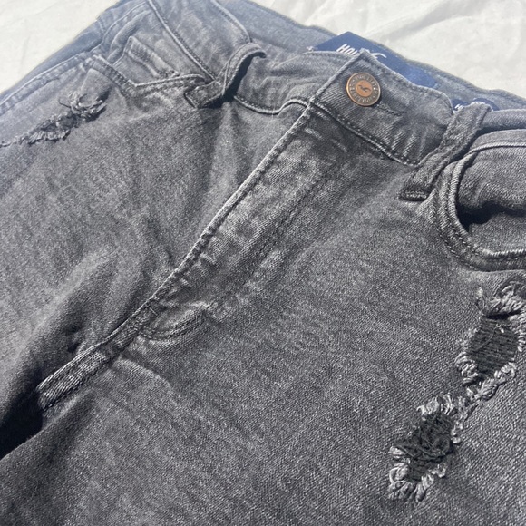 HOLLISTER ULTRA HIGH-RISE BLACK VINTAGE RELAXED DENIM MOM SHORT (7) - Picture 6 of 6